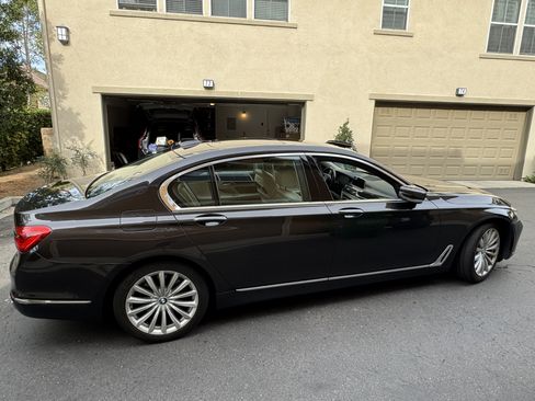 Used 2016 BMW 740i image 10