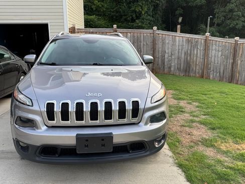 Used 2018 Jeep Cherokee Latitude w/ Safety Group AWD/4WD image 1
