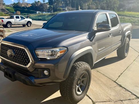Used 2018 Toyota Tacoma TRD Off-Road image 2