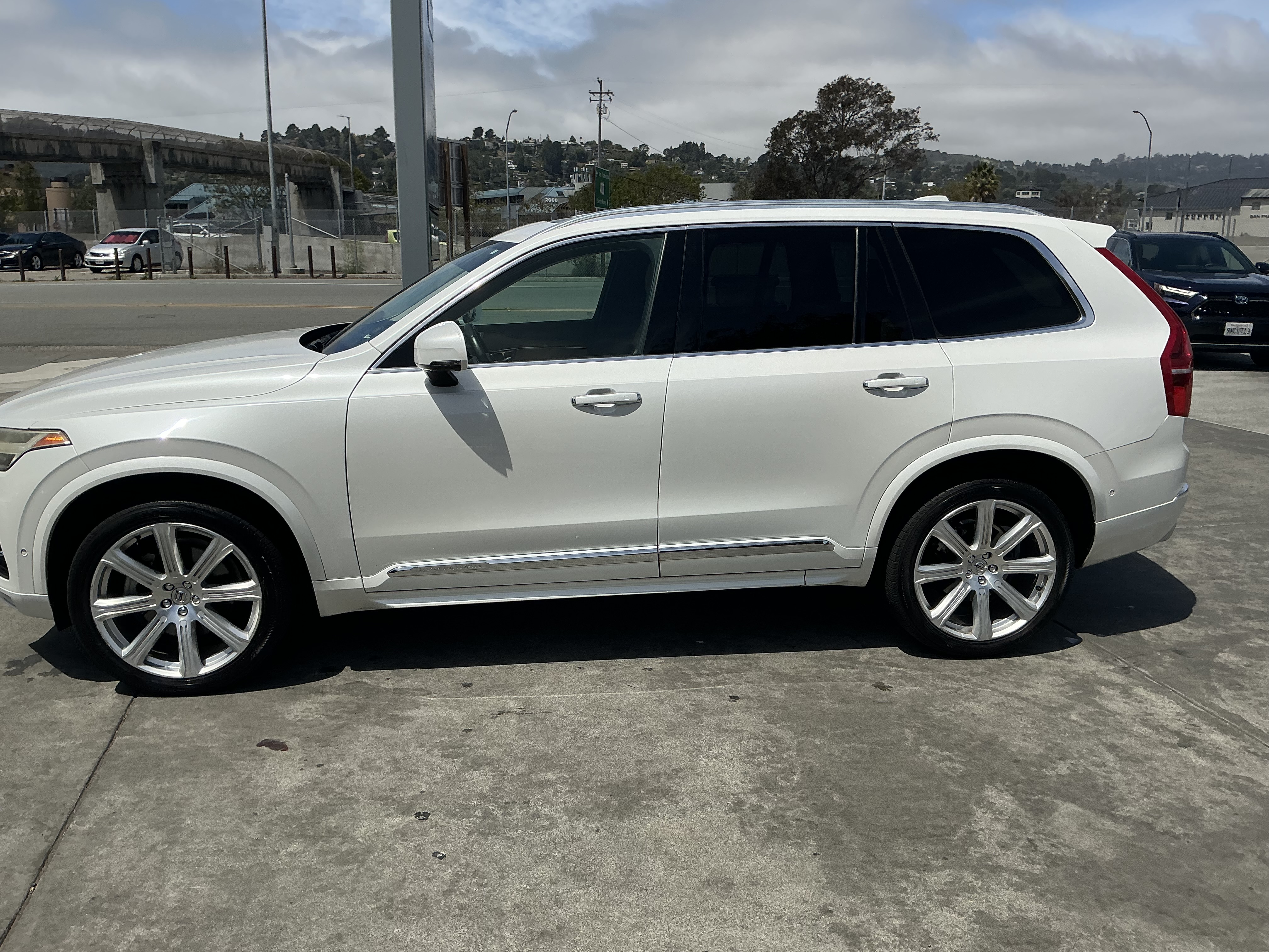 Used 2016 Volvo XC90 T6 Inscription w/ Vision Package AWD/4WD image 2