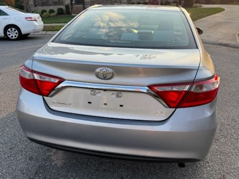Used 2015 Toyota Camry LE image 5