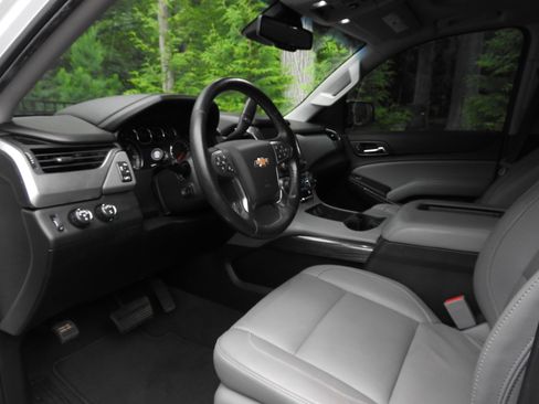 Used 2019 Chevrolet Suburban LT AWD/4WD image 11