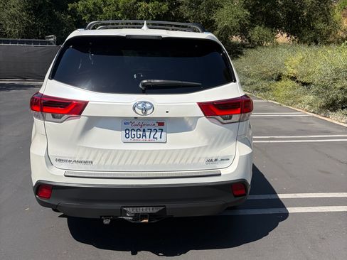 Used 2019 Toyota Highlander XLE AWD/4WD image 9