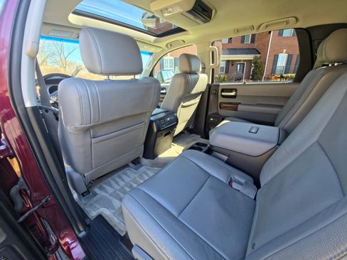 Used 2010 Toyota Sequoia Platinum image 21