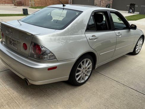 Used 2005 Lexus IS 300 image 9