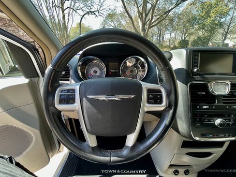 Used 2016 Chrysler Town & Country Touring image 16