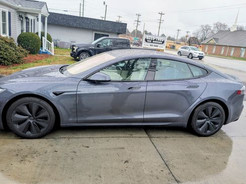 Used 2022 Tesla Model S Plaid image 4