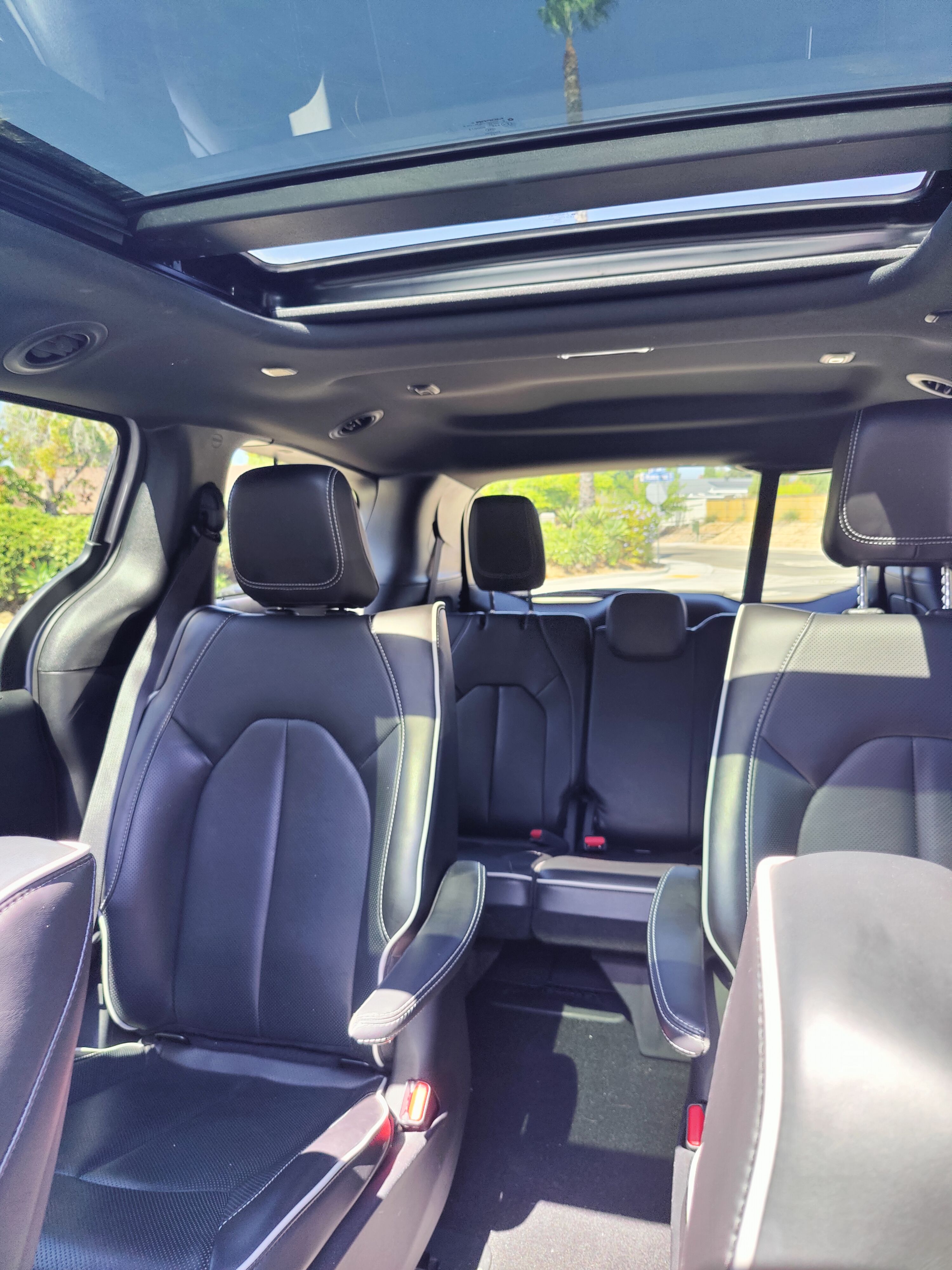 Used 2024 Chrysler Pacifica Premium FWD image 6