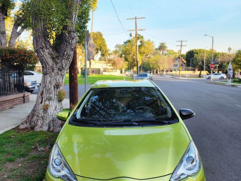 Used 2016 Toyota Prius C Two image 2