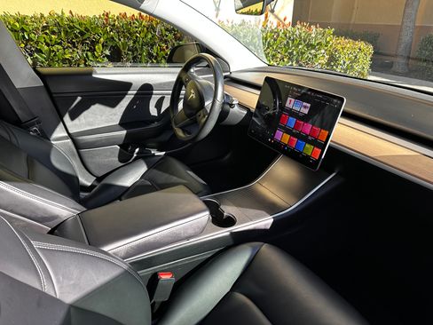 Used 2018 Tesla Model 3 Long Range image 9