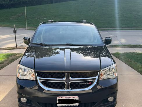 Used 2017 Dodge Grand Caravan SXT FWD image 2