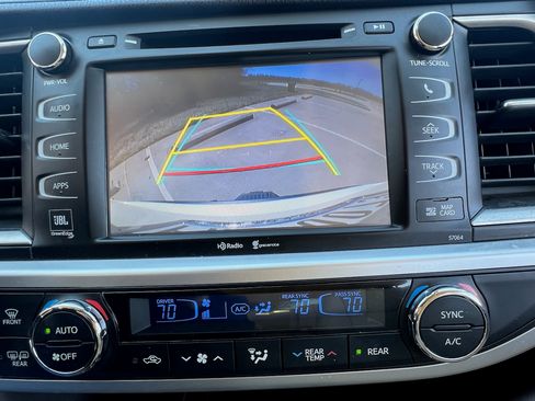 Used 2015 Toyota Highlander Limited Platinum FWD image 2