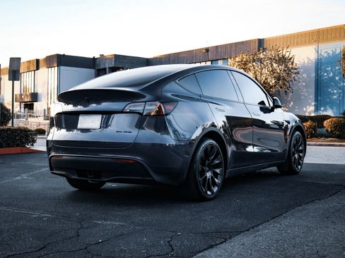 Used 2023 Tesla Model Y AWD image 9