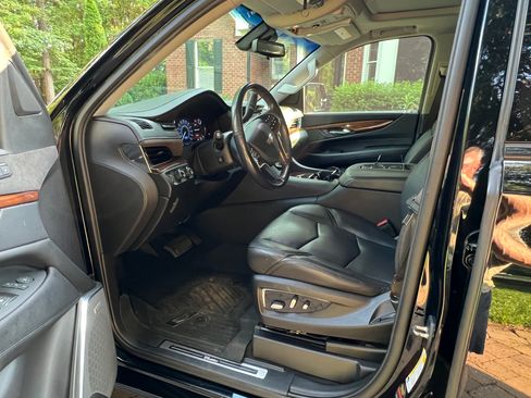 Used 2019 Cadillac Escalade Premium Luxury w/ Escalade Sport Edition AWD/4WD image 10