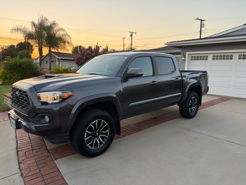 Used 2021 Toyota Tacoma TRD Sport w/ Technology Package RWD image 1