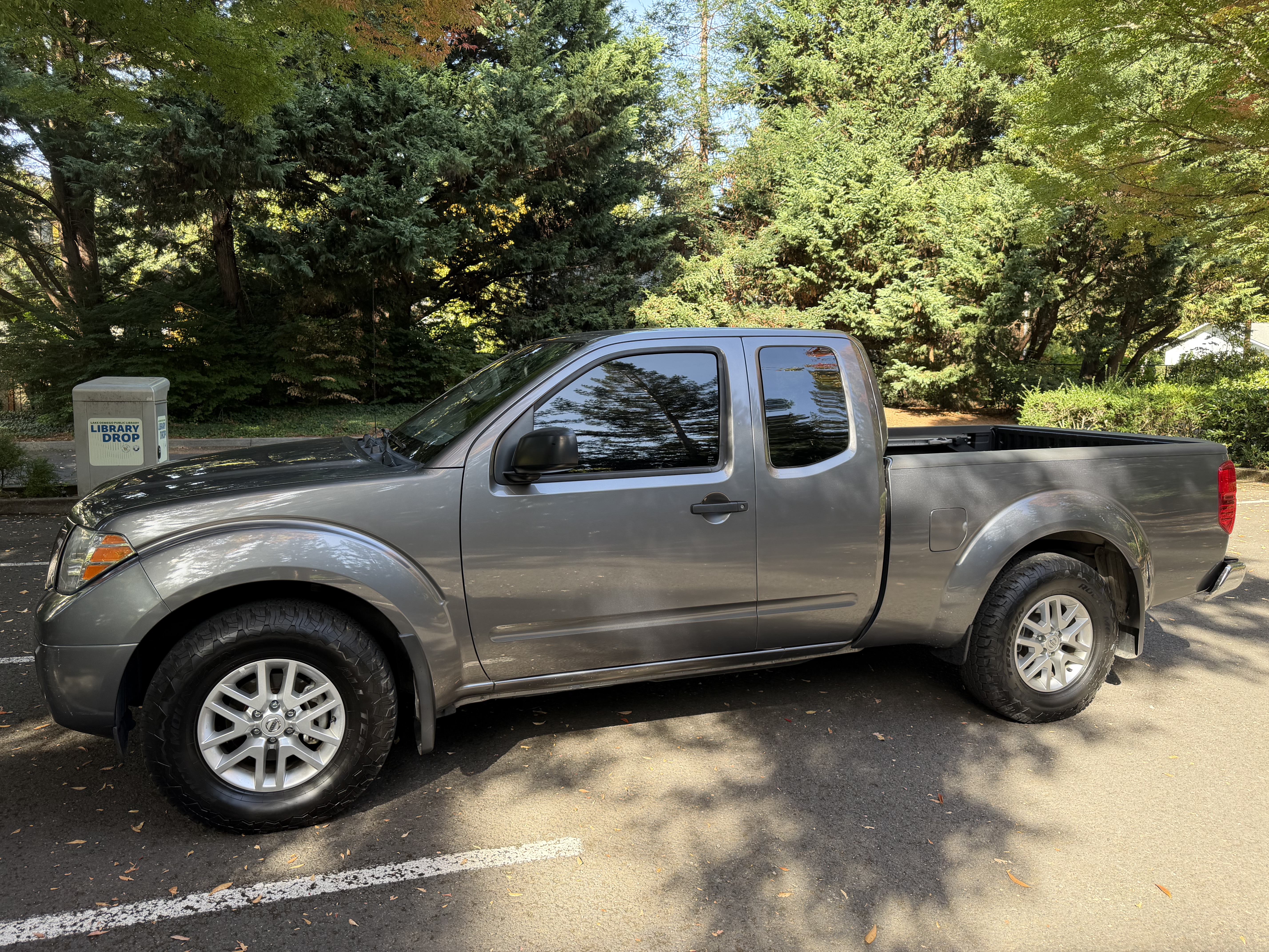 Used 2021 Nissan Frontier SV RWD image 2