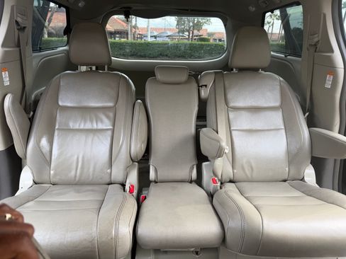 Used 2019 Toyota Sienna XLE image 23