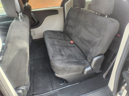 Used 2017 Dodge Grand Caravan SE image 12