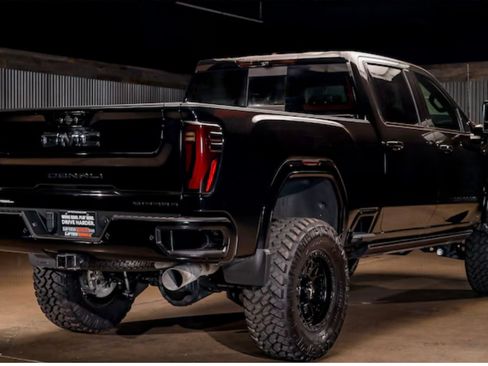 Used 2024 GMC Sierra 2500 Denali Ultimate image 1