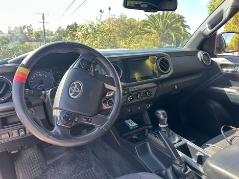 Used 2017 Toyota Tacoma TRD Sport w/ Tow Package RWD image 9