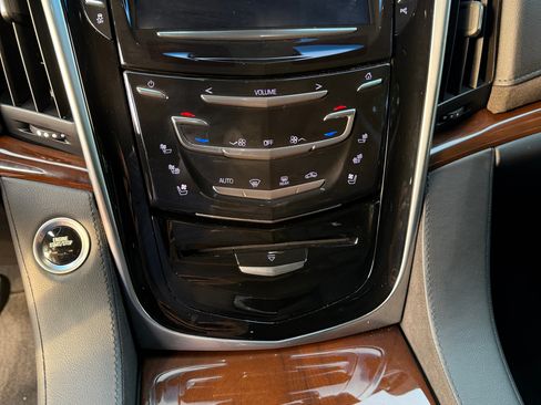 Used 2019 Cadillac Escalade Luxury RWD image 14
