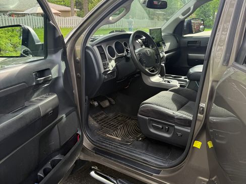 Used 2012 Toyota Tundra 4x4 CrewMax w/ SR5 Pkg image 11