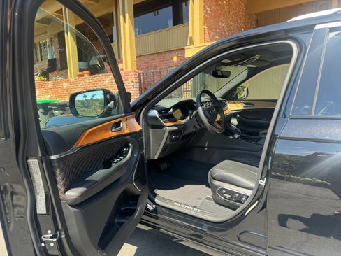 Used 2023 Jeep Grand Cherokee Summit image 2