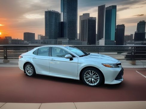 Used 2020 Toyota Camry XLE image 6