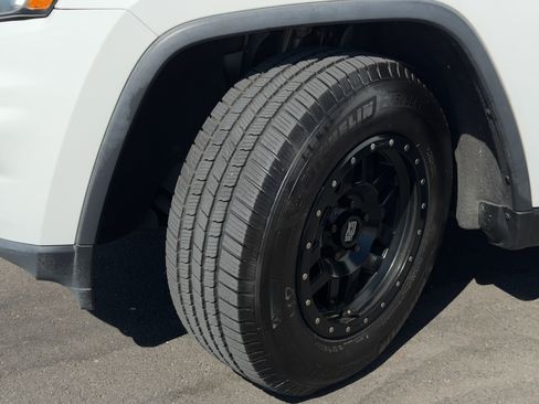 Used 2017 Jeep Grand Cherokee Laredo w/ Quick Order Package 2BE image 9