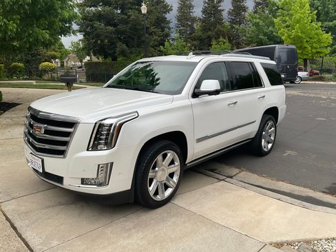 Used 2017 Cadillac Escalade Premium Luxury image 1