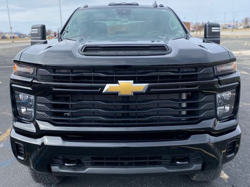 Used 2024 Chevrolet Silverado 2500 Custom w/ Custom Value Package image 2