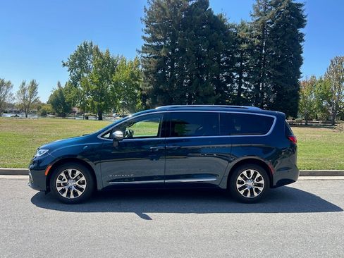 Used 2025 Chrysler Pacifica Pinnacle image 1