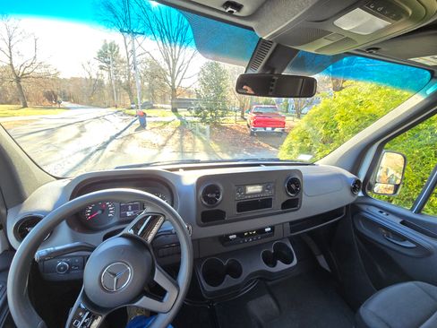 Used 2022 Mercedes-Benz Sprinter 2500 image 9