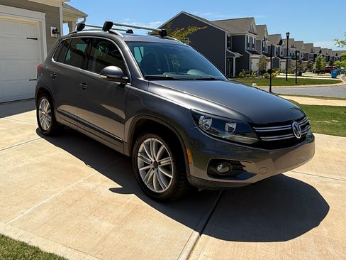 Used 2012 Volkswagen Tiguan SE FWD image 2