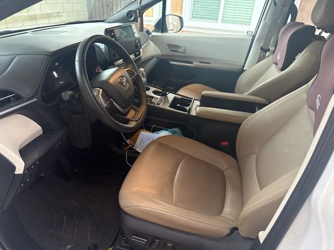 Used 2024 Toyota Sienna Limited image 6