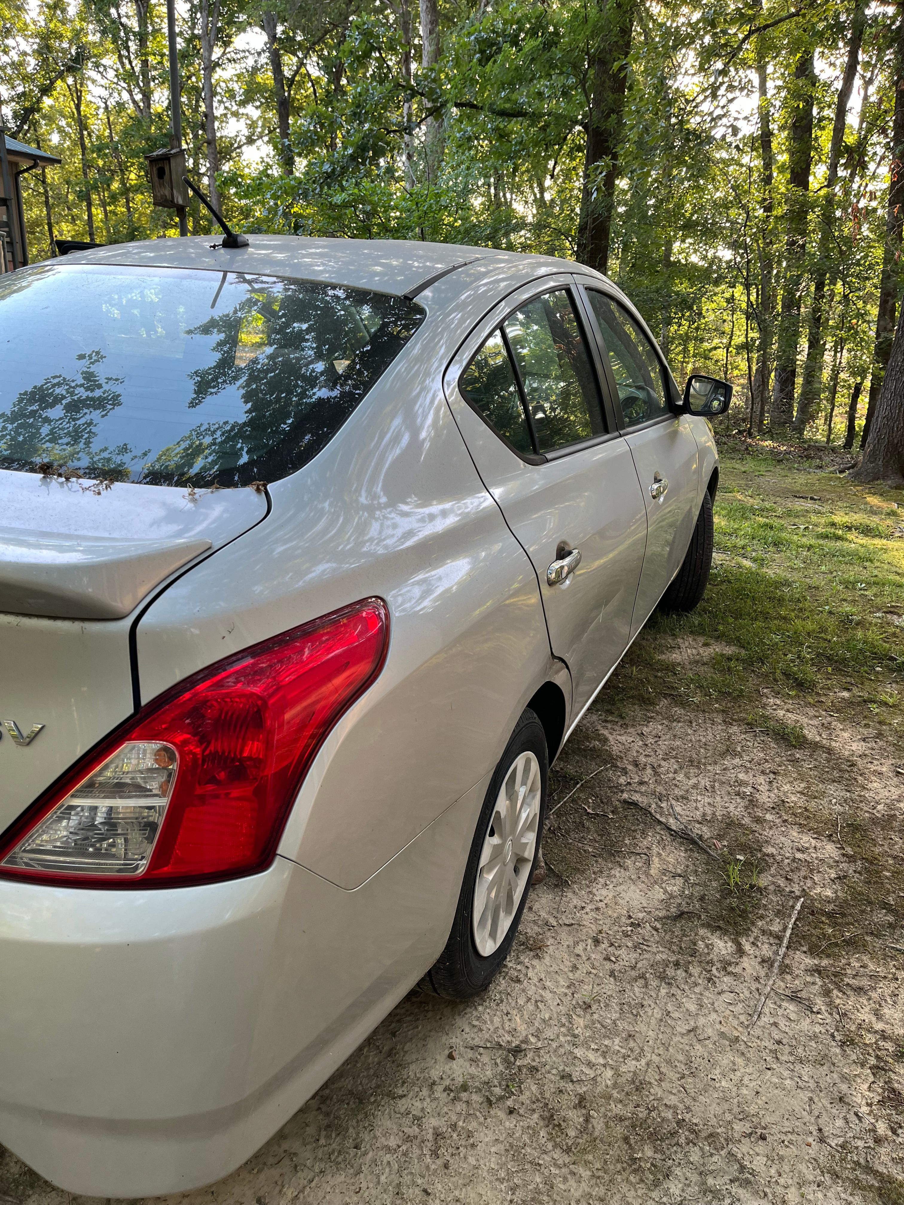 Used 2015 Nissan Versa SV FWD image 9