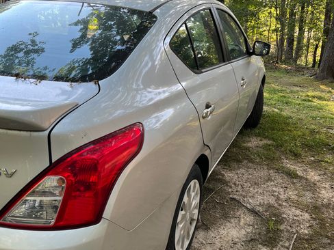 Used 2015 Nissan Versa SV FWD image 9