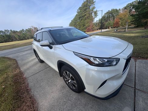 Used 2020 Toyota Highlander XLE image 9
