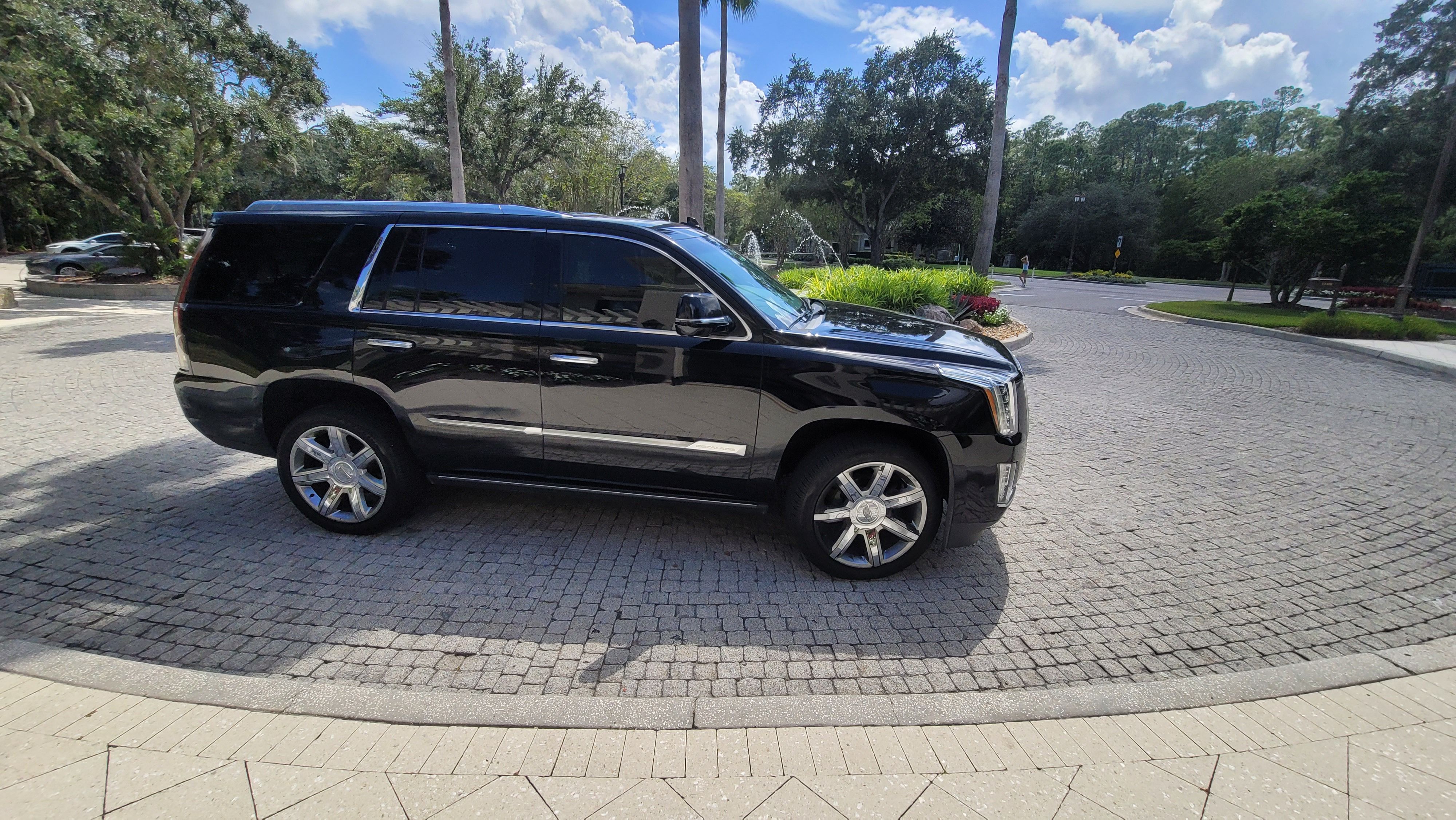 Used 2017 Cadillac Escalade Premium Luxury RWD image 6