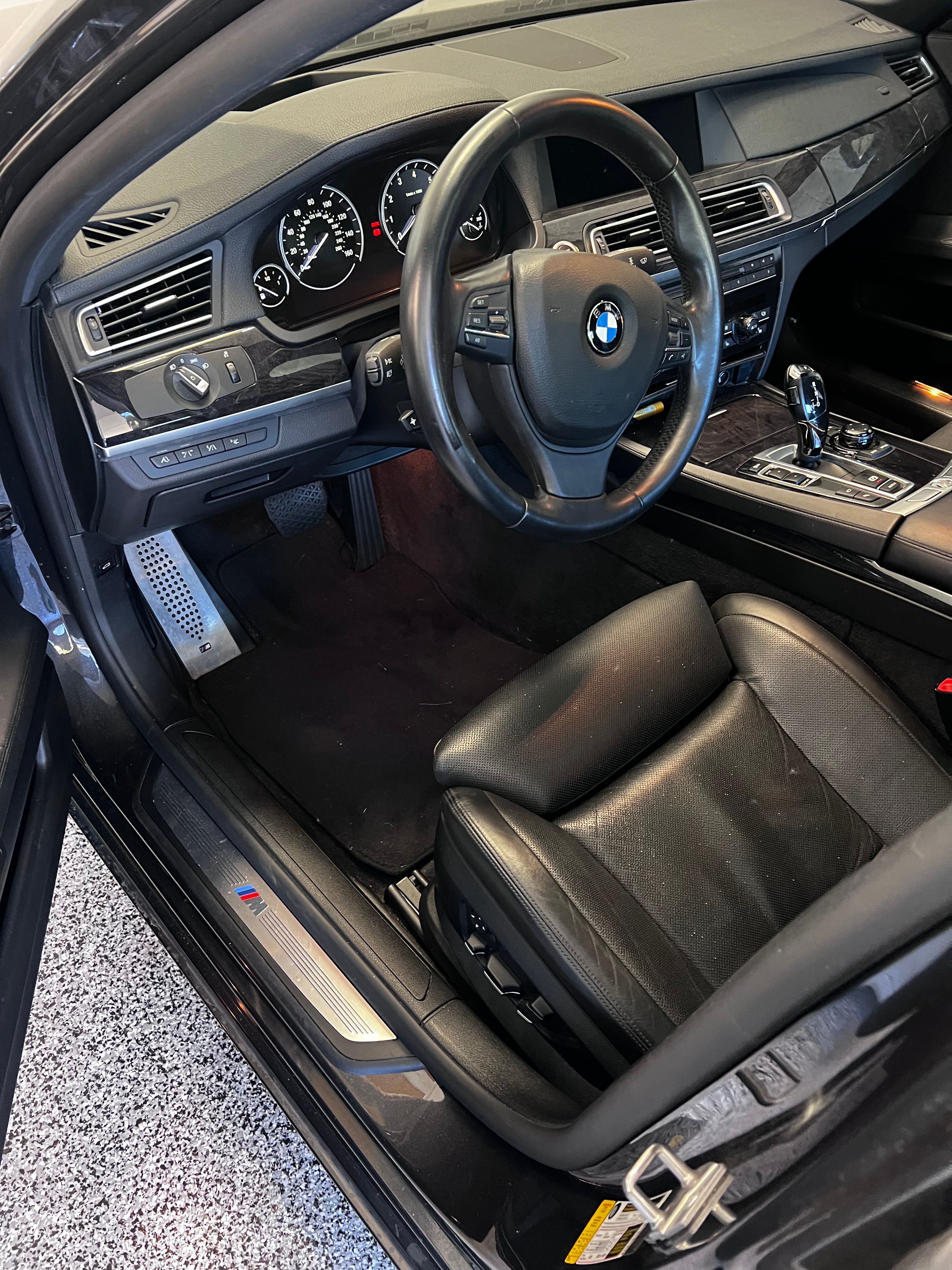 Used 2011 BMW 750i RWD image 13