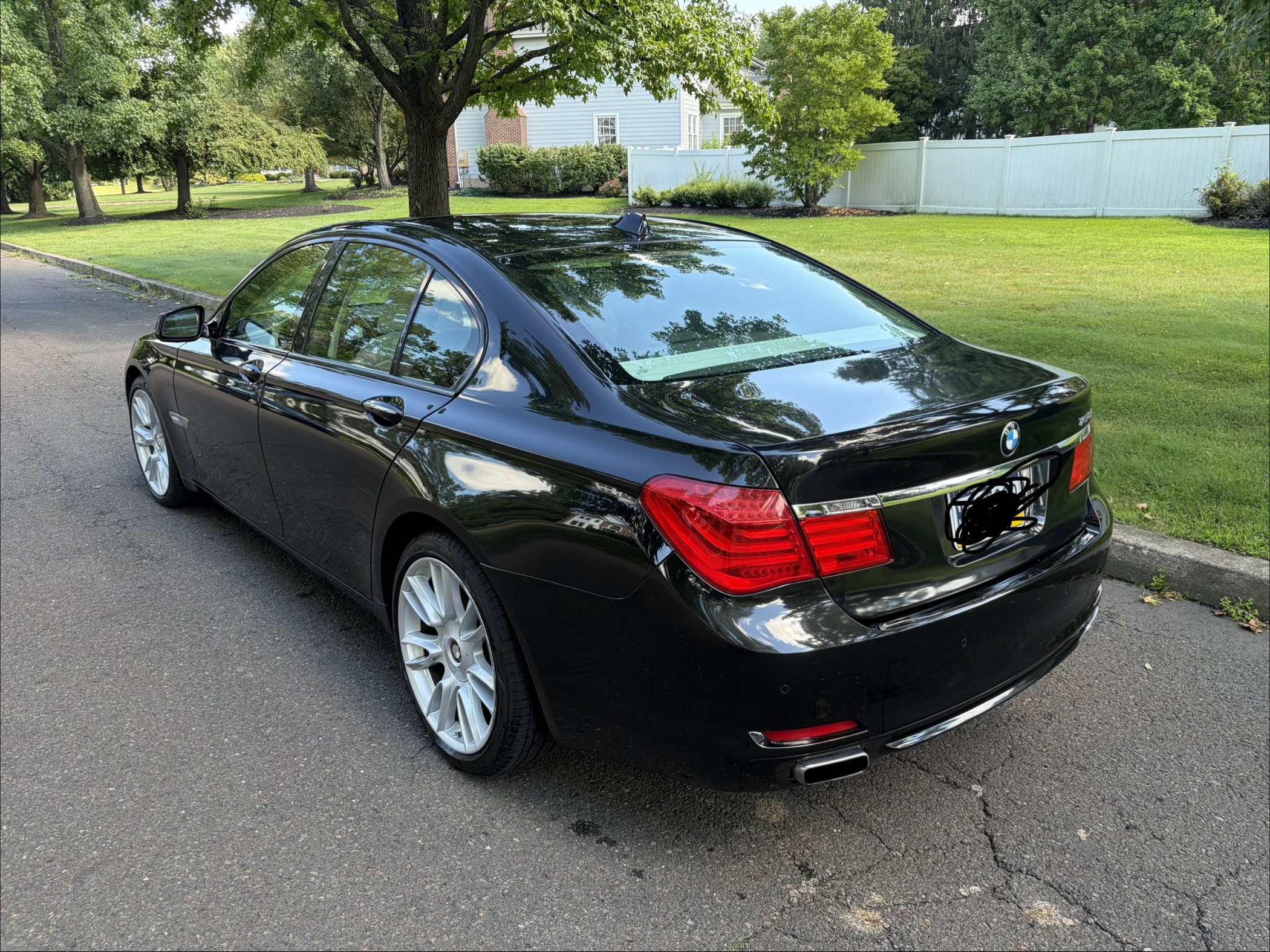 Used 2011 BMW 750i RWD image 9