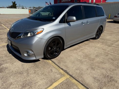 Used 2015 Toyota Sienna SE image 2