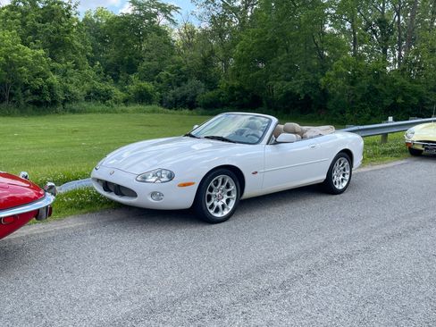 Used 2001 Jaguar XKR Convertible image 10