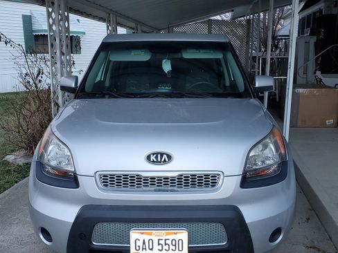 Used 2011 Kia Soul + image 1