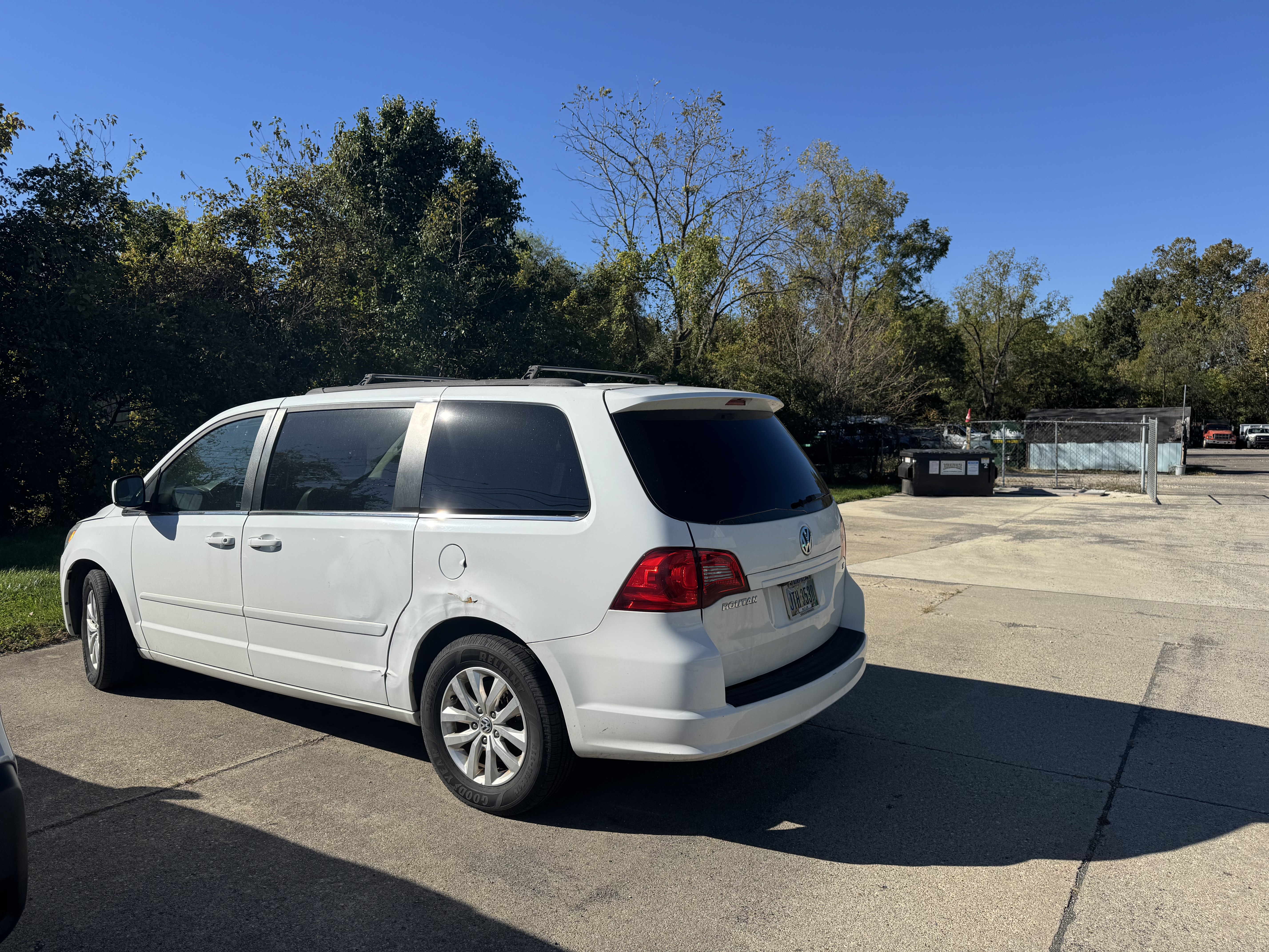 Used 2013 Volkswagen Routan SE FWD image 7
