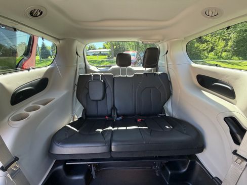Used 2024 Chrysler Pacifica Touring-L w/ Uconnect Theater Family Group FWD image 6