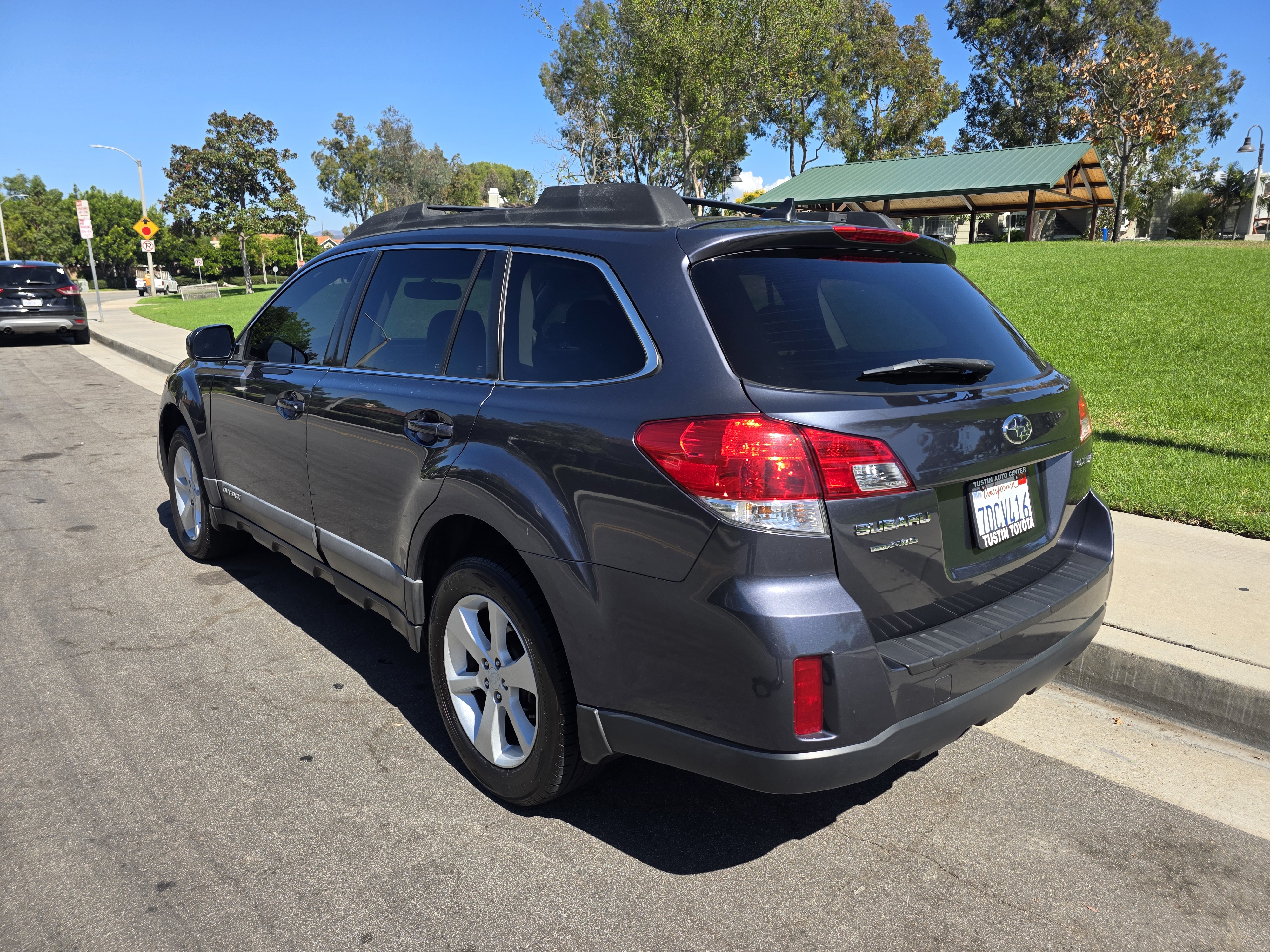 Used 2014 Subaru Outback 2.5i Premium AWD/4WD image 4