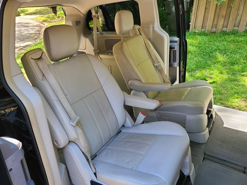 Used 2008 Chrysler Town & Country Touring image 11