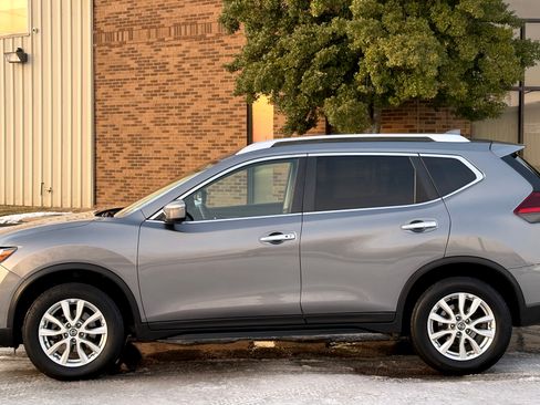 Used 2018 Nissan Rogue SV image 4