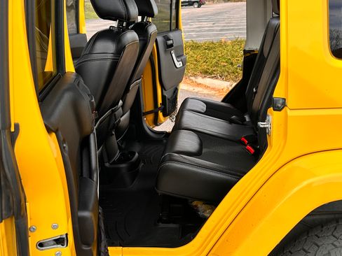 Used 2015 Jeep Wrangler Unlimited Sahara image 21